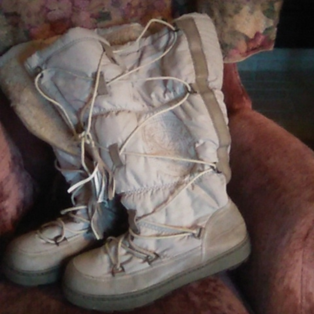Cold Weather Fashion snowboots says size 39